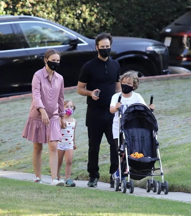 Наталі Портман на прогулянці зі своєю сім'єю