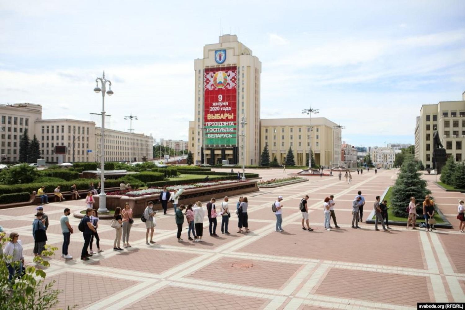 Черга під будівлею ЦВК у Мінську 15.07.2020: фото Черга під будівлею ЦВК у Мінську 15.07.2020: фото