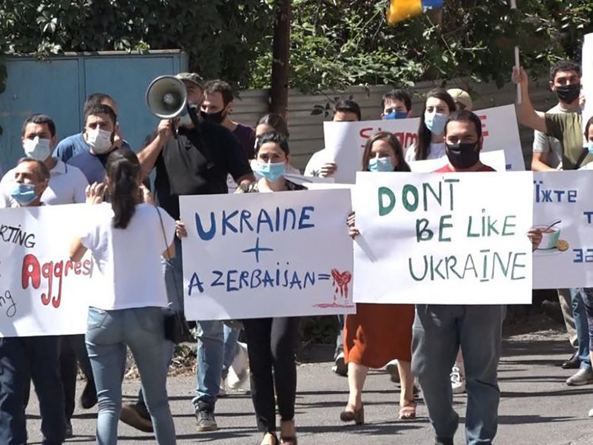 Посольство України облили борщем у Єревані 15.07.2020: відео