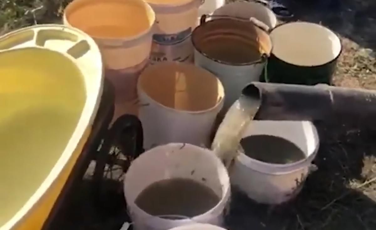 Підвезли фекалій: в Росії людей від спеки хотіли врятувати "водою" з асенізатора – відео Підвезли фекалій: в Росії людей від спеки хотіли врятувати "водою" з асенізатора – відео