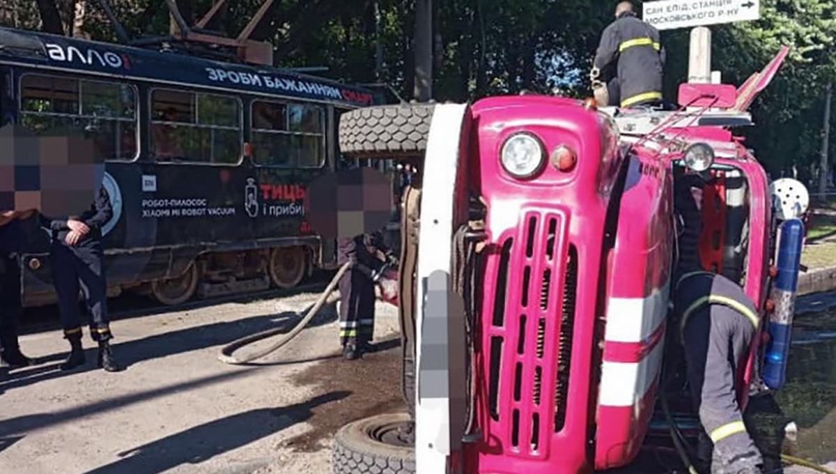 У Харкові трамвай протаранив пожежну машину: фото, відео
