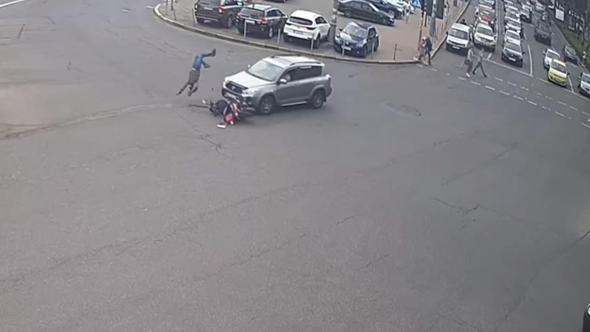 У Києві Toyota на швидкості збила мотоцикліста: той дивом вижив – моторошне відео У Києві Toyota на швидкості збила мотоцикліста: той дивом вижив – моторошне відео