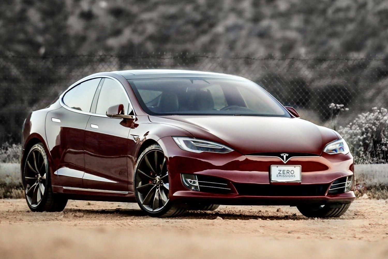 Скандальна аварія: Tesla на автопілоті врізалась у поліцейське авто
