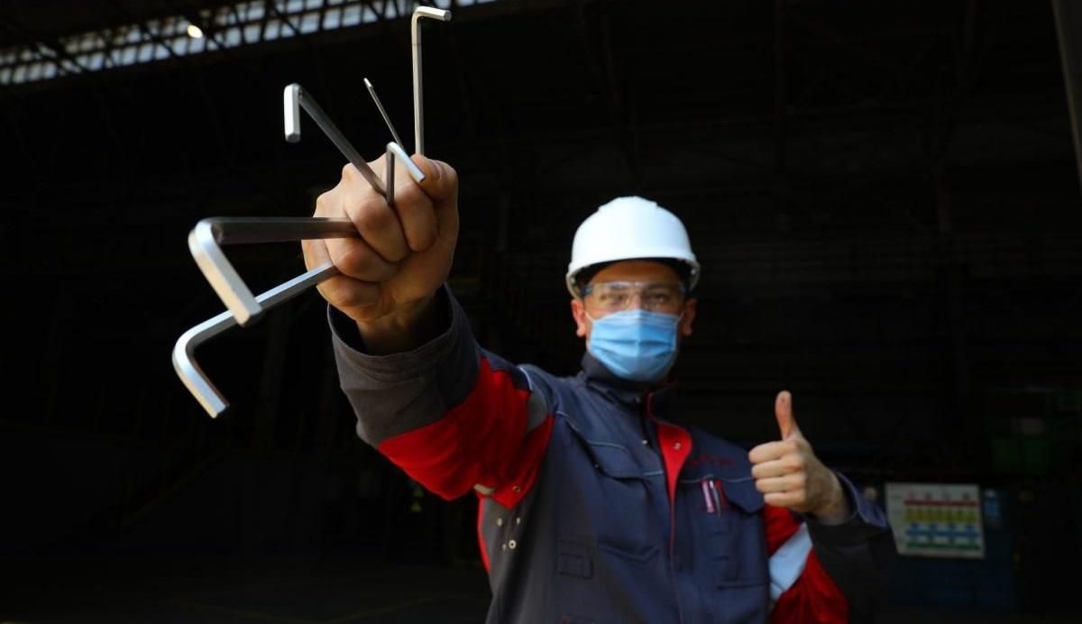 Метінвест запустив "сталеву" версію відомого на весь світ челленджу з передачею предметів Метінвест запустив "сталеву" версію відомого на весь світ челленджу з передачею предметів