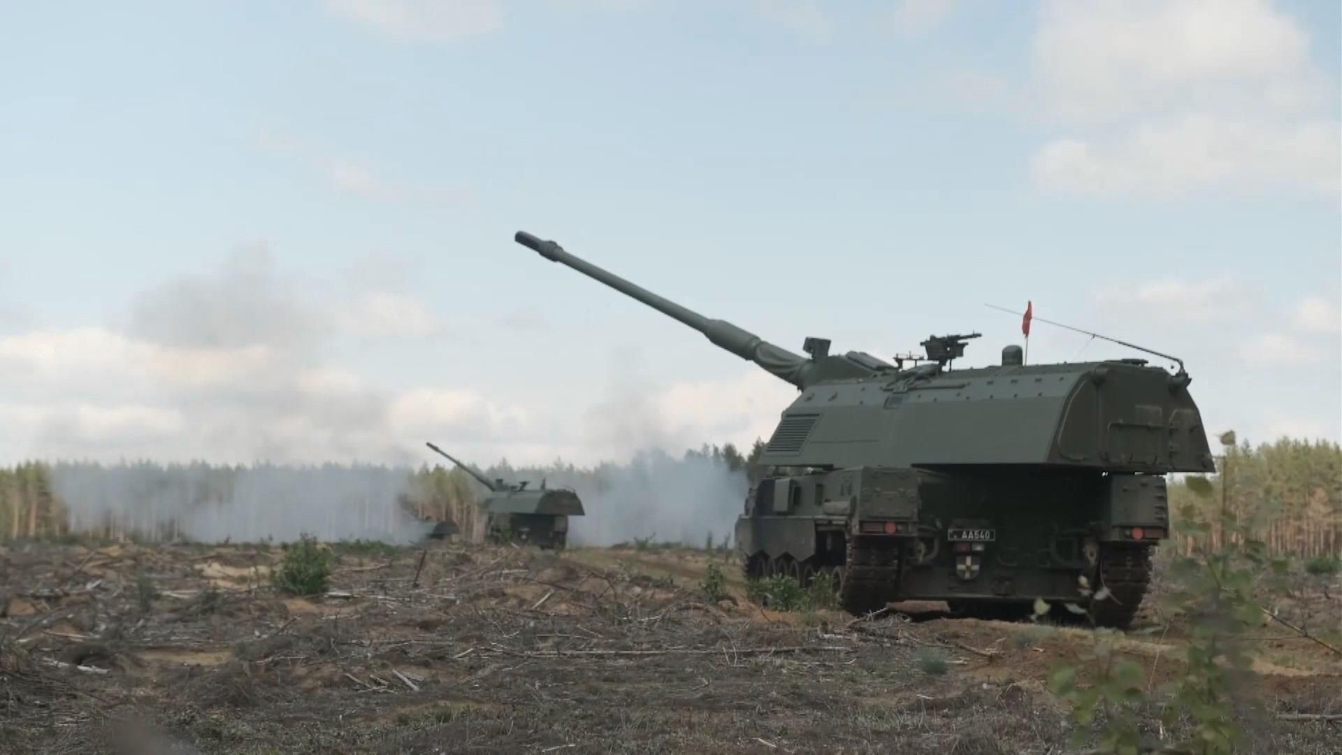 Громкие выстрелы и мощные маневры: как проходят масштабные военные учения НАТО Громкие выстрелы и мощные маневры: как проходят масштабные военные учения НАТО