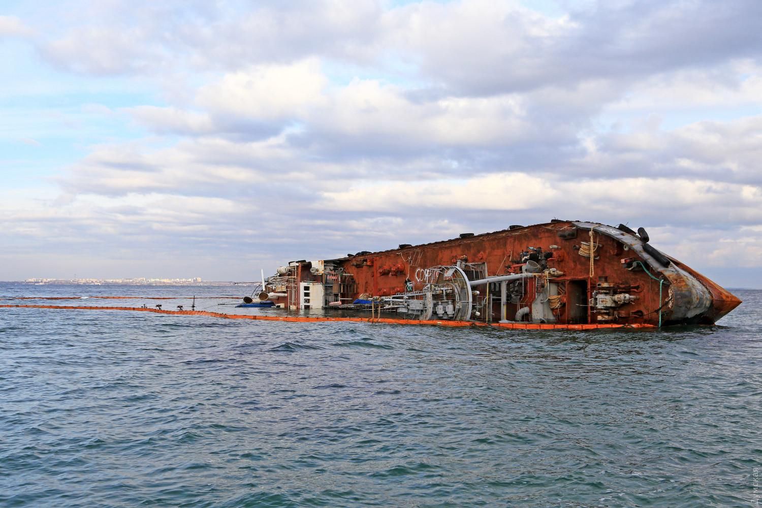 Танкер Delfi продовжує кошмарити Одесу: екологи нарікають на значне забруднення моря