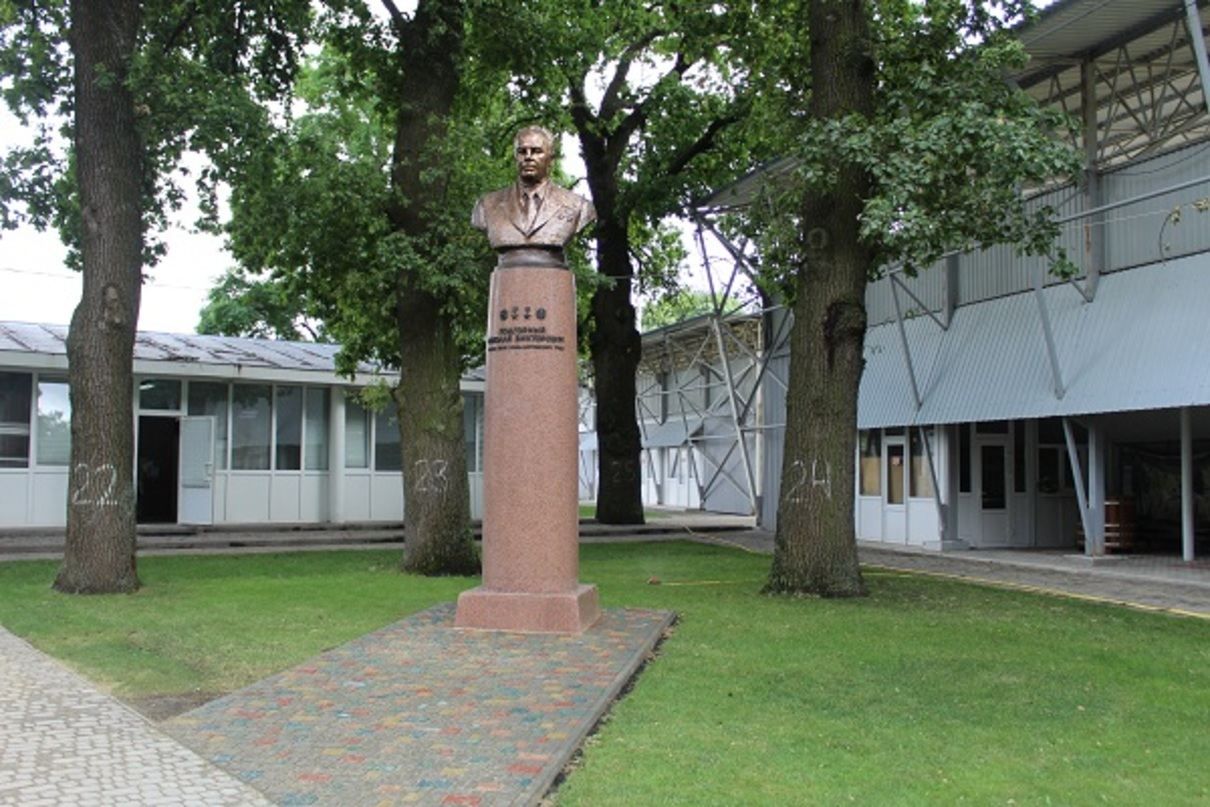 Антидекомунизация: на Полтавщине восстановили демонтированный памятник партдеятелю 
