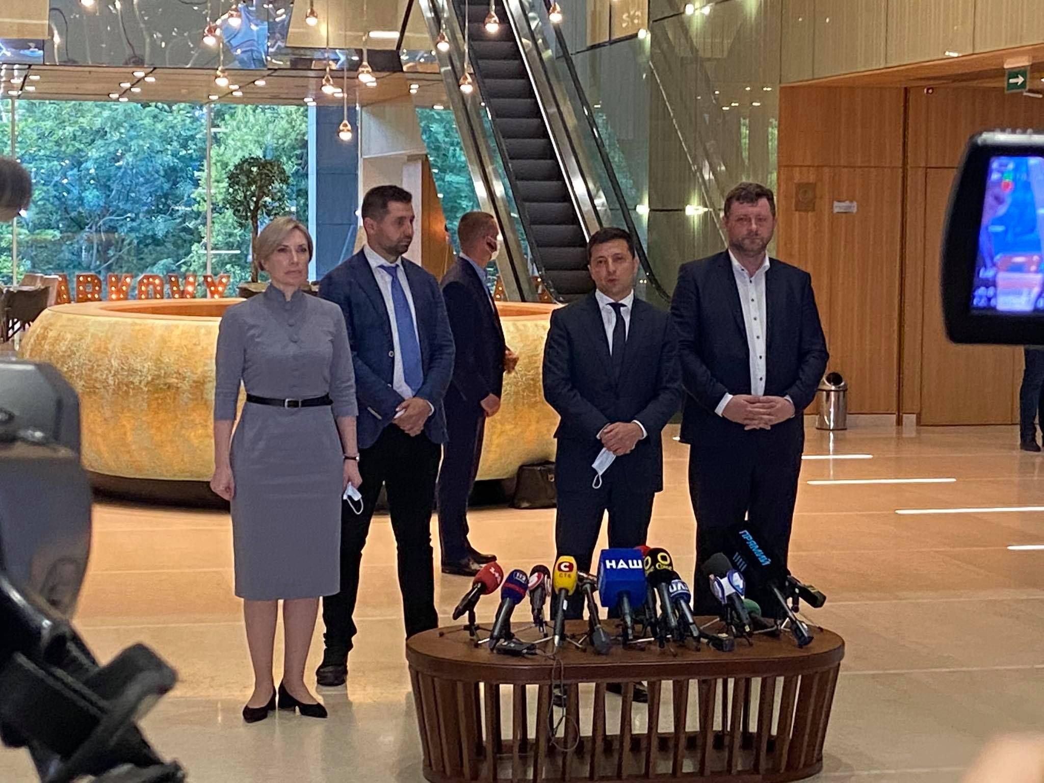 Зеленский заявил, что не знает Комарницкого и никаких "смотрящих" по Киеву в ОП нет Зеленский заявил, что не знает Комарницкого и никаких "смотрящих" по Киеву в ОП нет