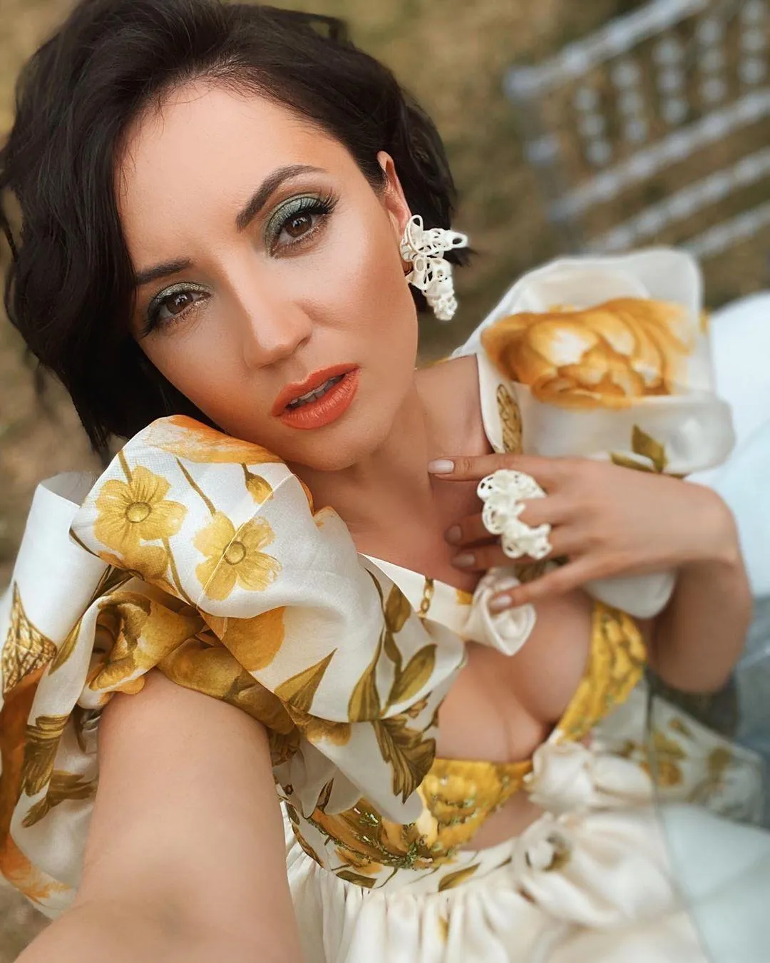 Оля Цибульська в сукні з декольте