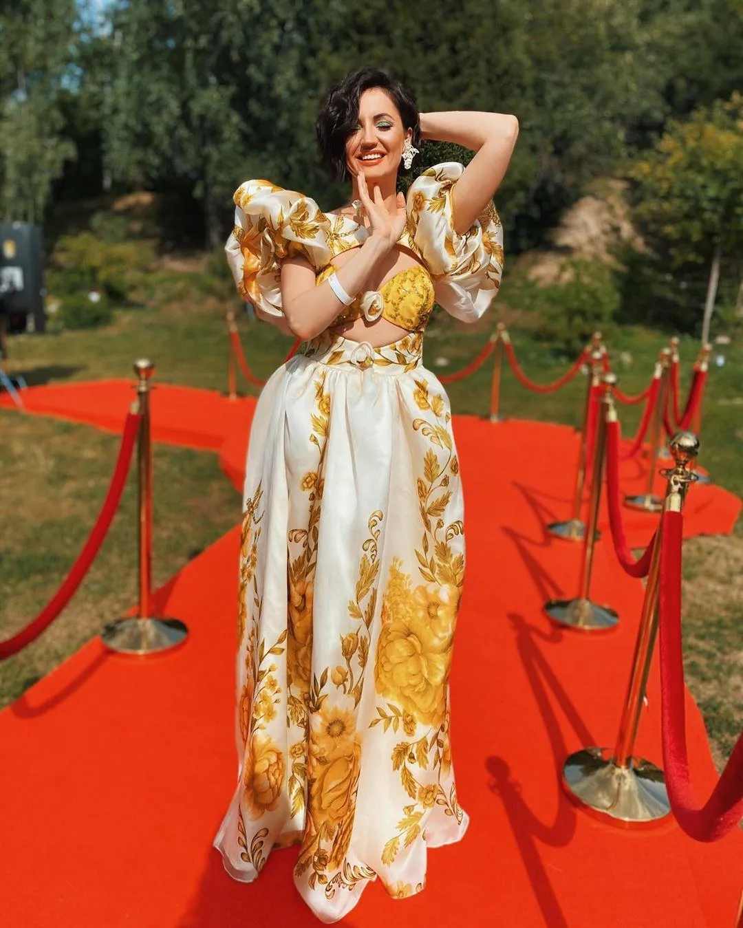 Оля Цибульська в сукні з декольте Оля Цибульська в сукні з декольте