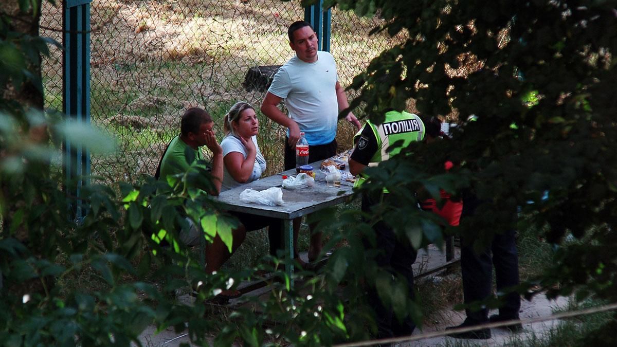 Поліцейський побив журналіста і показав зад Поліцейський побив журналіста і показав зад