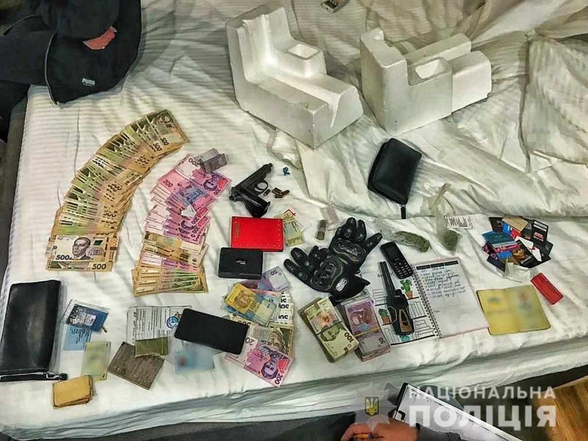 На Дніпропетровщині викрили банду з арсеналом зброї, що займалась катуванням людей: фото На Дніпропетровщині викрили банду з арсеналом зброї, що займалась катуванням людей: фото