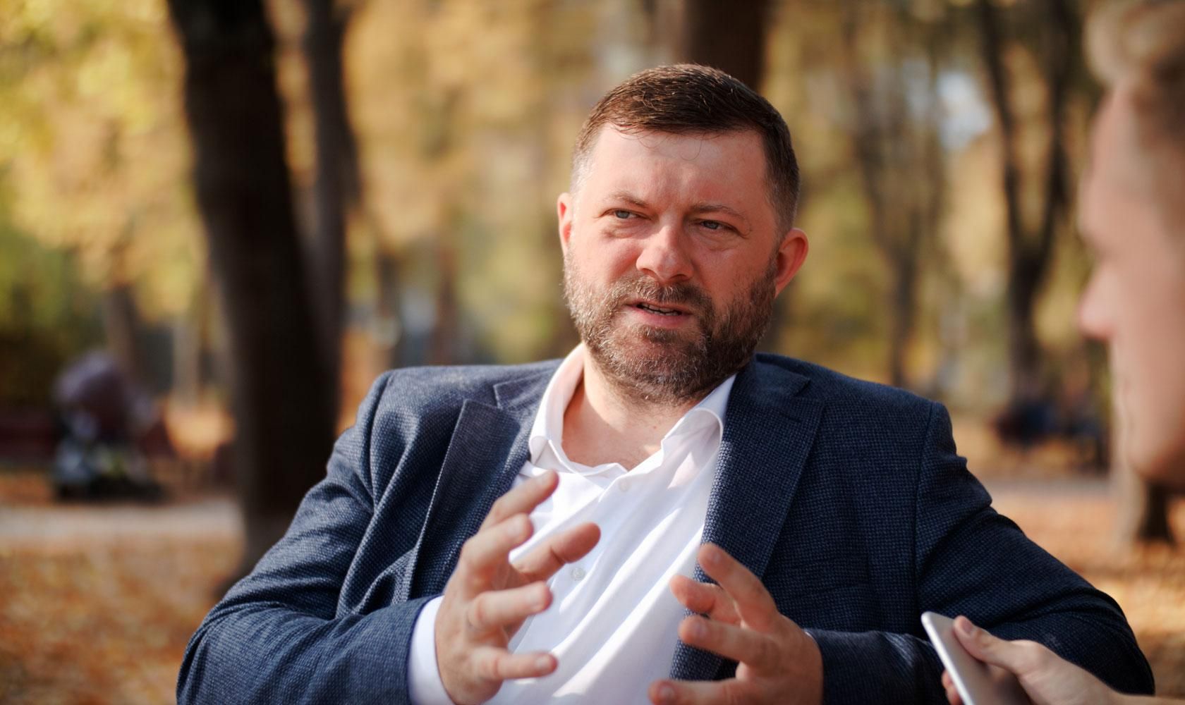 "Слуга народа" Корниенко перепутал микрофон в Раде с телефоном: смешное видео