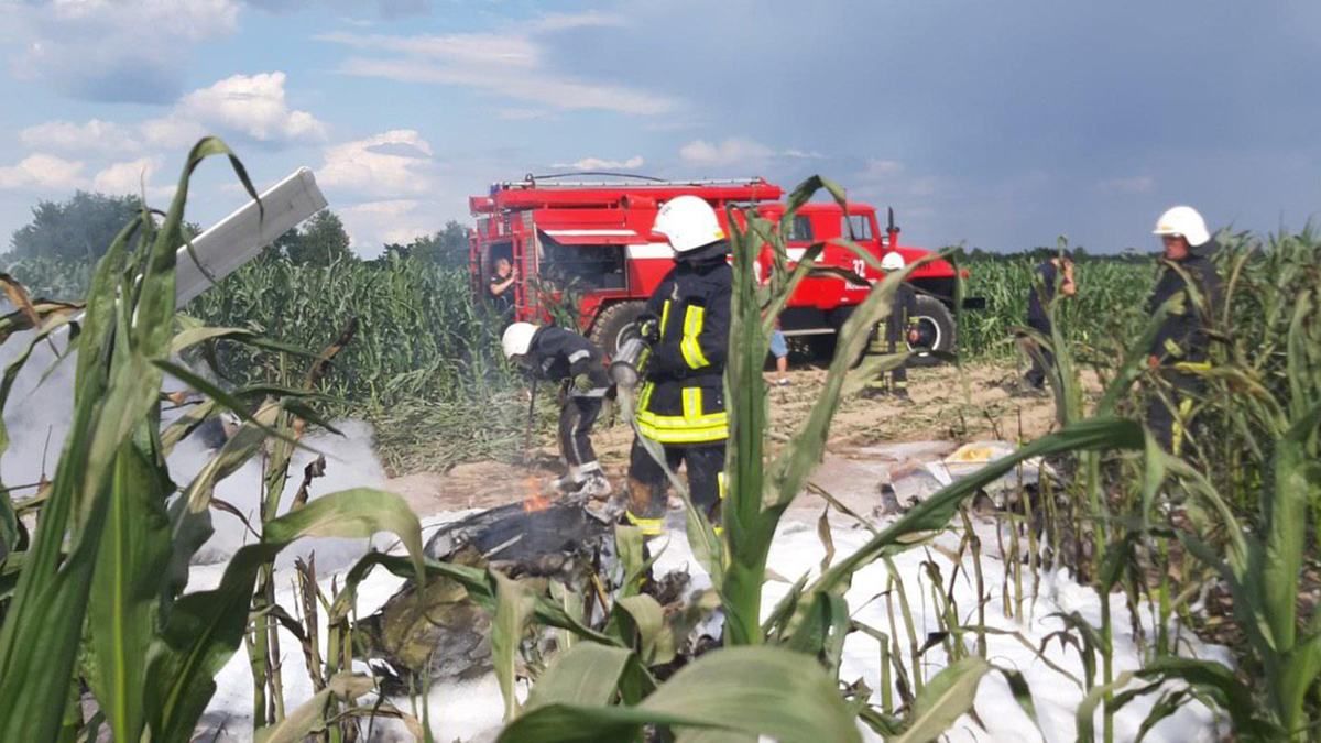 В Киевской области упал учебный легкомоторный самолет и загорелся: что известно