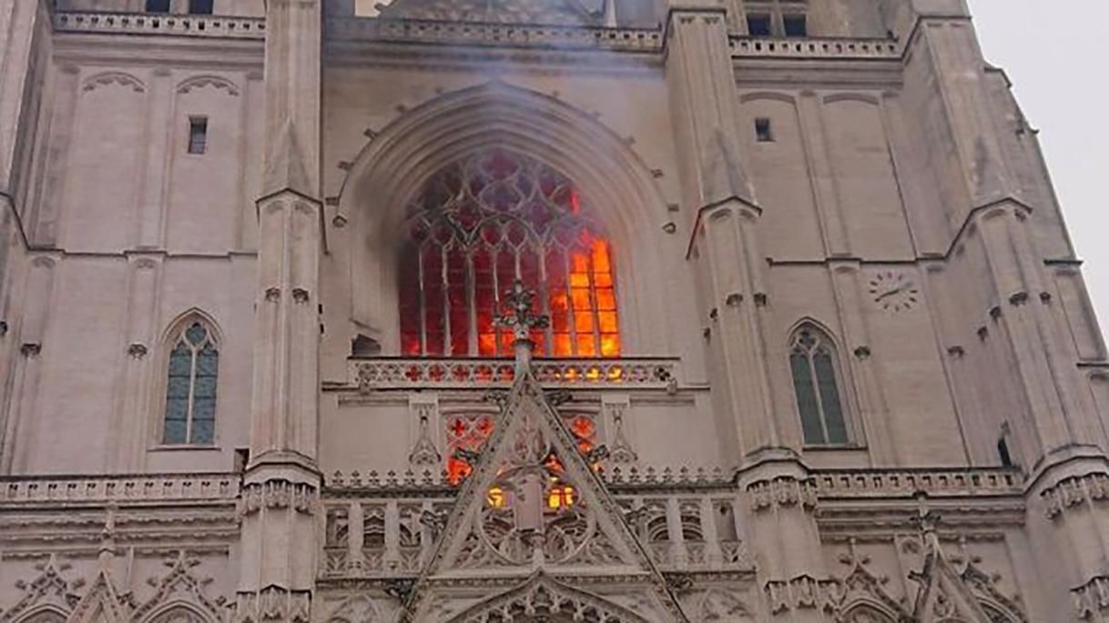 Пожежа у Франції в готичному соборі Нанта 18 липня 2020: відео