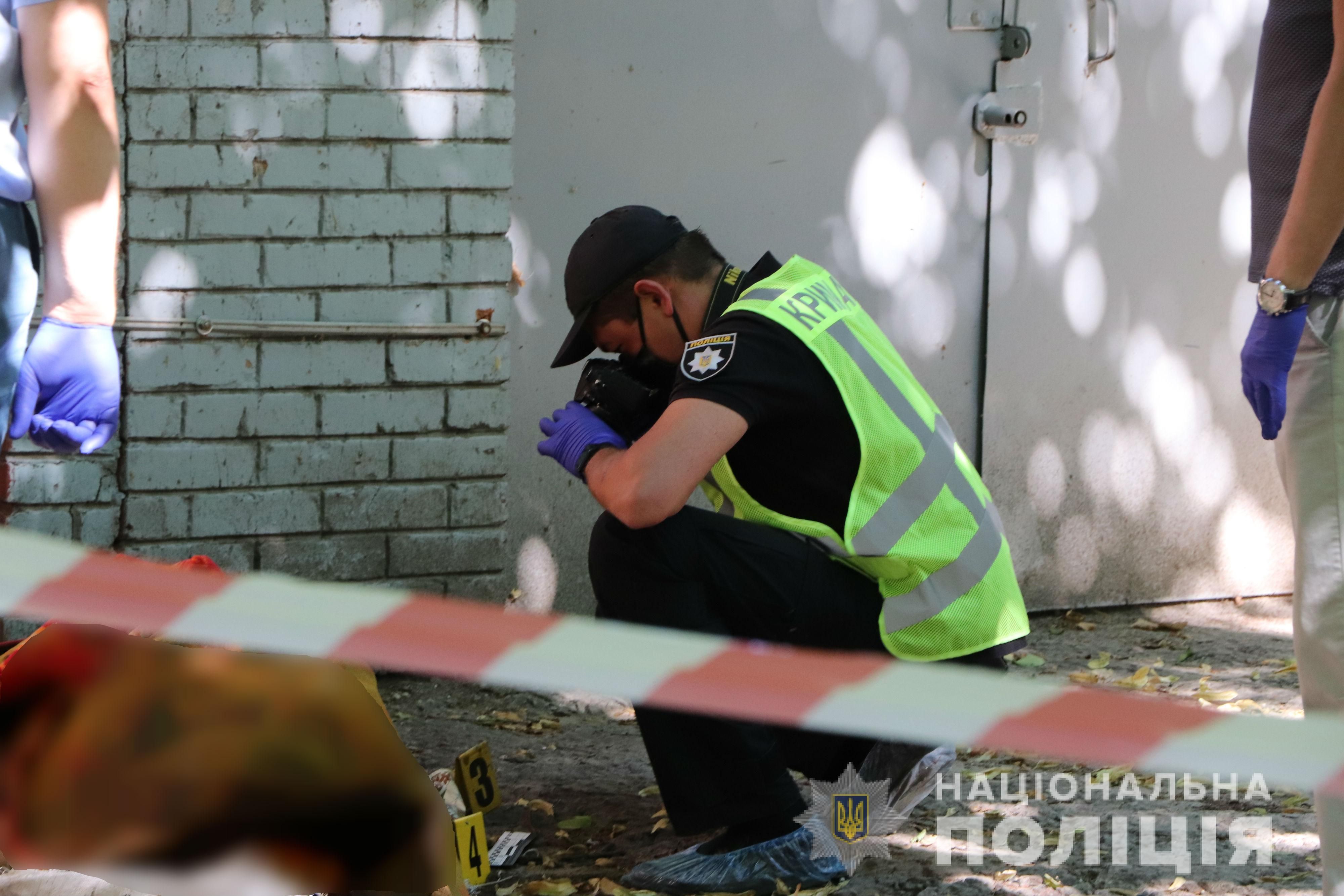 В Харькове возле гаражей нашли завернутое в ковер тело молодого мужчины