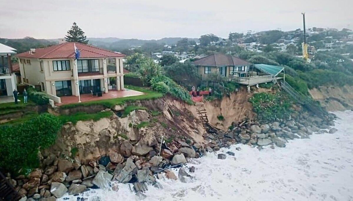 Волны высотой в 11 метров вымывали фундаменты домов: фото и видео опасного прибоя Волны высотой в 11 метров вымывали фундаменты домов: фото и видео опасного прибоя