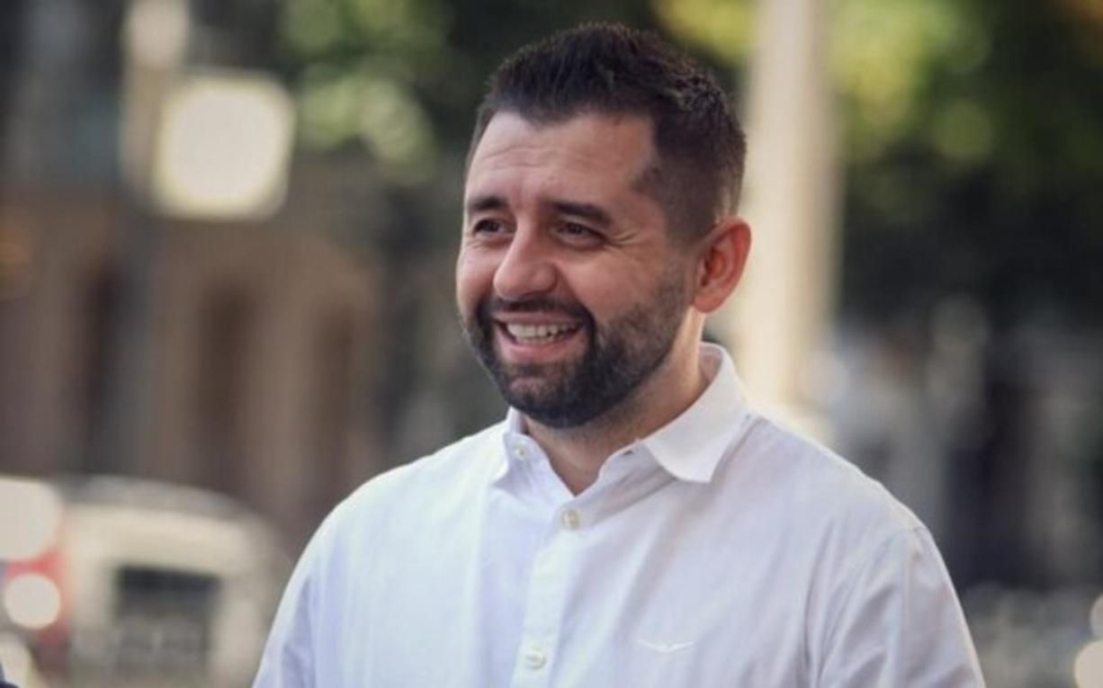 Арахамия под Черный бумер танцевал в клубе - видео Арахамия под Черный бумер танцевал в клубе - видео