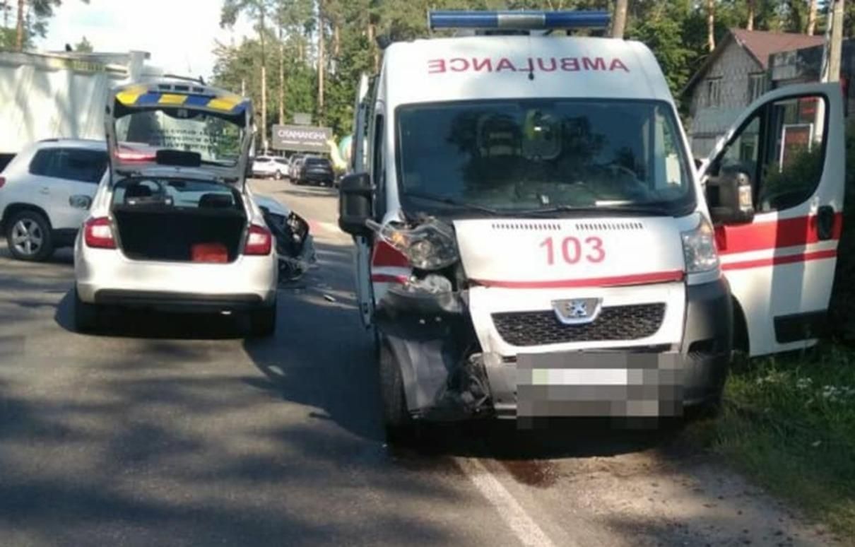 На Киевщине скорая попала в ДТП: трое пострадавших На Киевщине скорая попала в ДТП: трое пострадавших