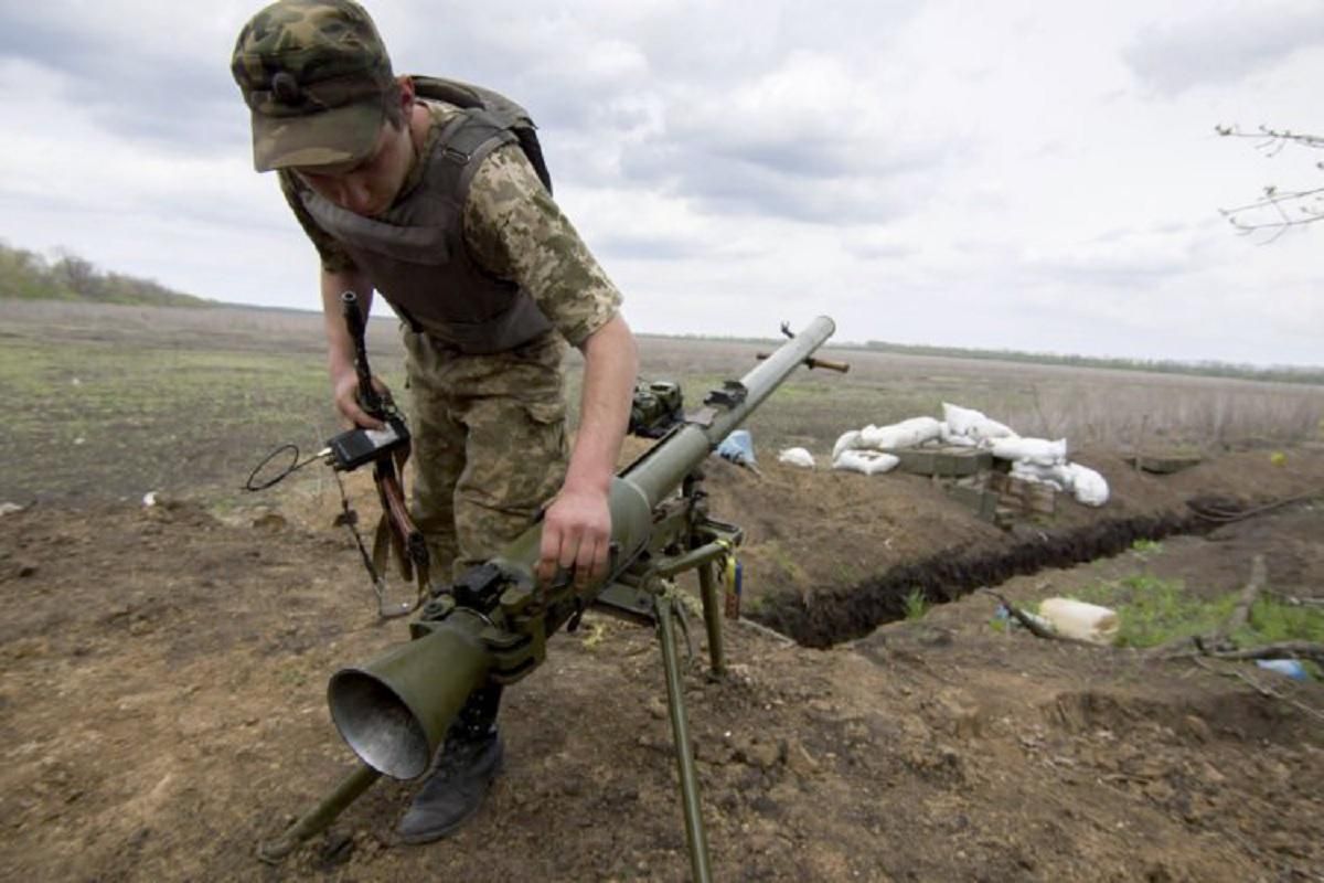 Боевики не прекращают обстрелы на Донбассе: есть раненый украинский боец Боевики не прекращают обстрелы на Донбассе: есть раненый украинский боец