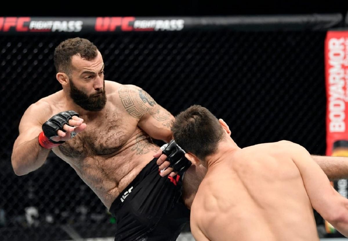 Коленом в голову: украинец Долидзе жестко нокаутировал россиянина на UFC Fight Night 172 – видео