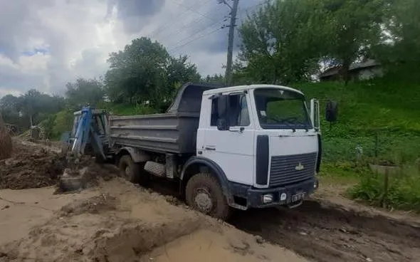 Однак є зруйновані та пошкоджені дороги й мости