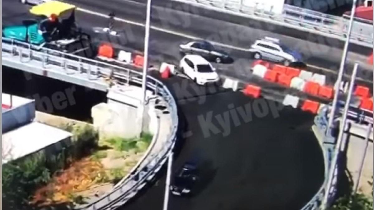 У Києві водії проїхалися по свіжому асфальту – відео