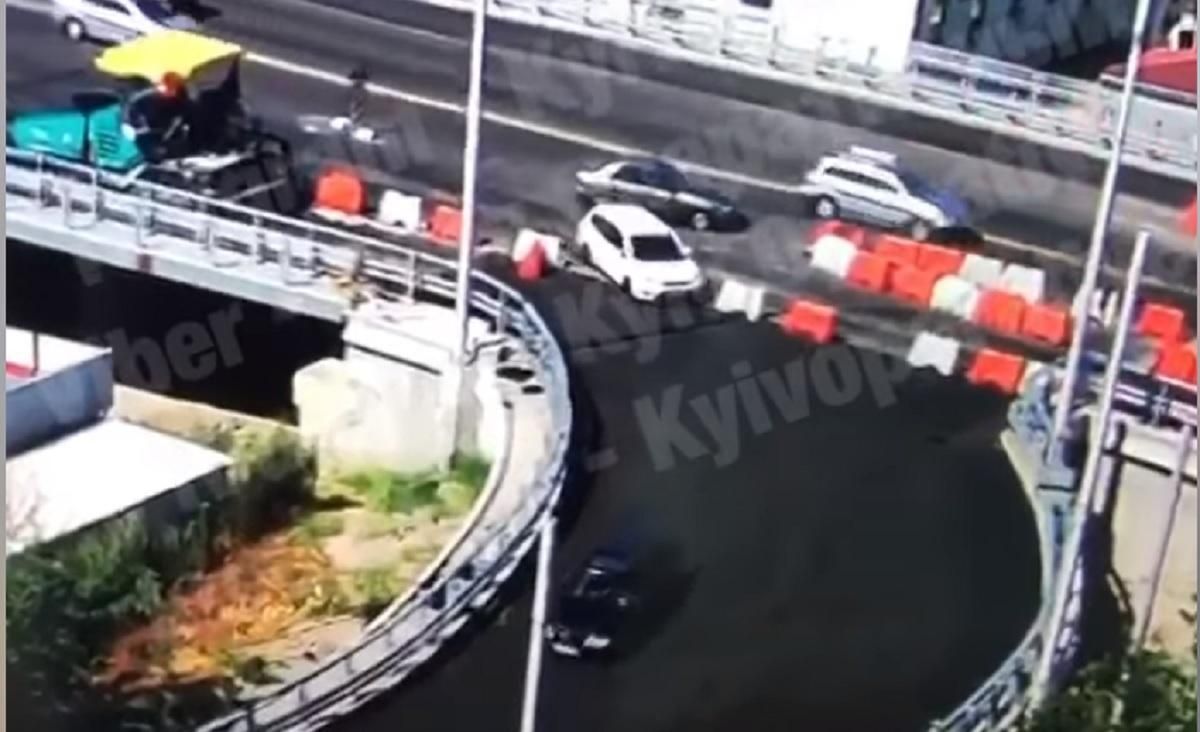 У Києві водії проїхалися по свіжому асфальту – відео