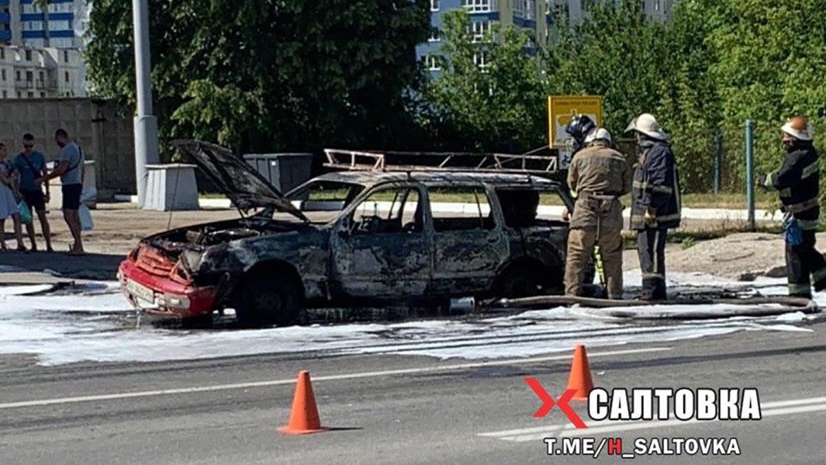 У Харкові на Салтівці під час руху загорілося авто: відео та деталі інциденту