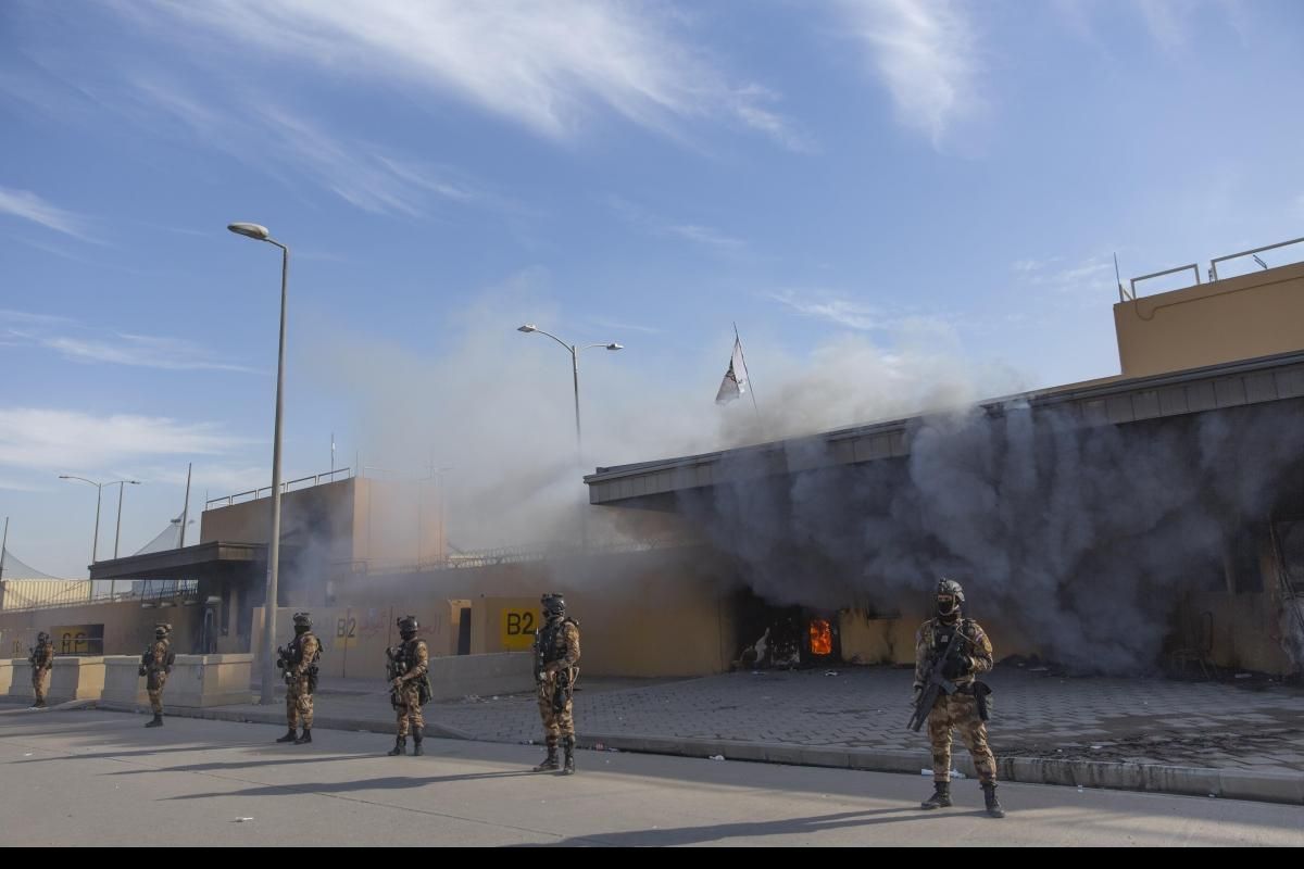 Серия взрывов в результате падения ракет прогремела у посольства США в Ираке: что известно