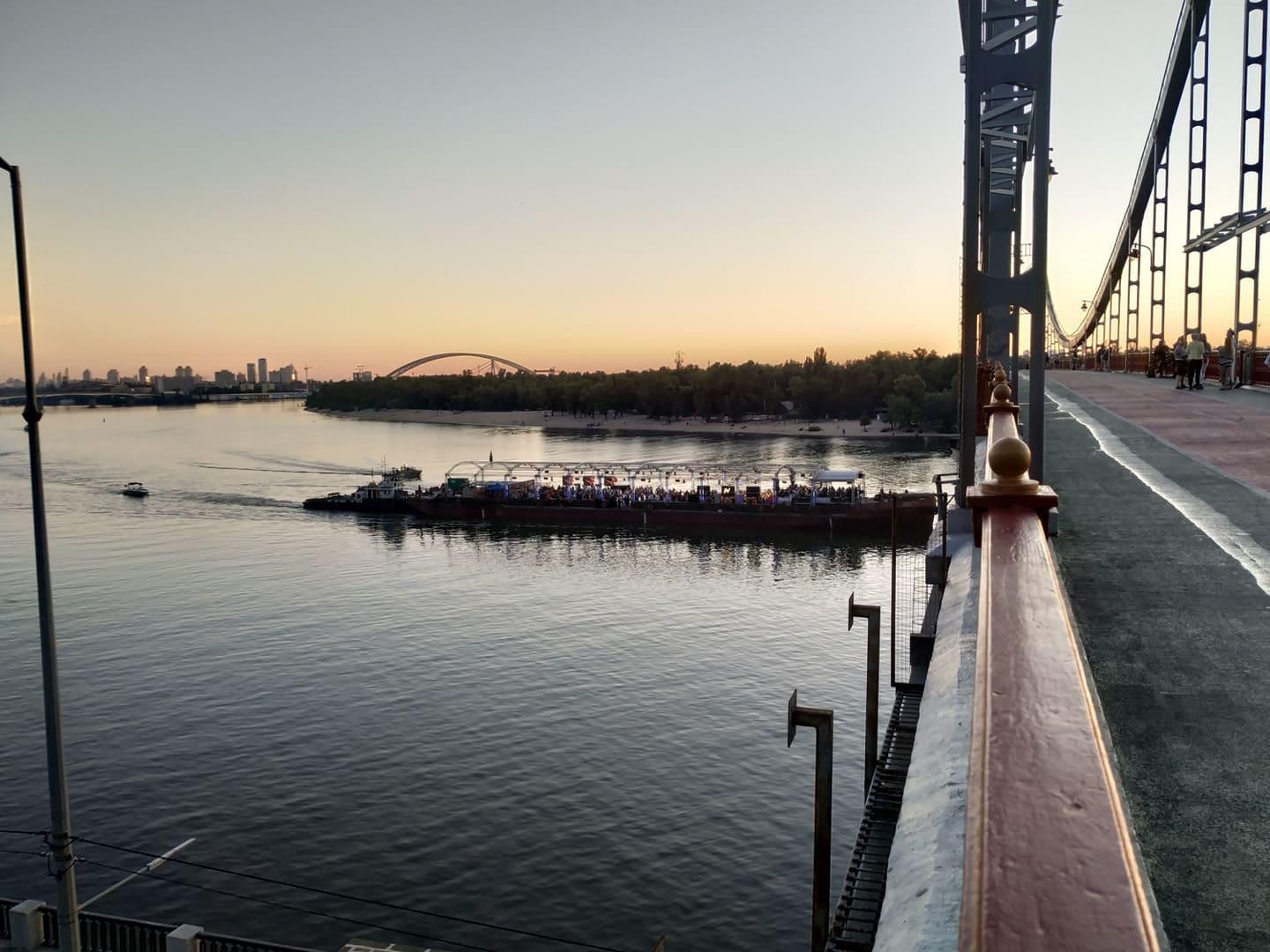 Вечірка на баржі під Києвом: відео Вечірка на баржі під Києвом: відео