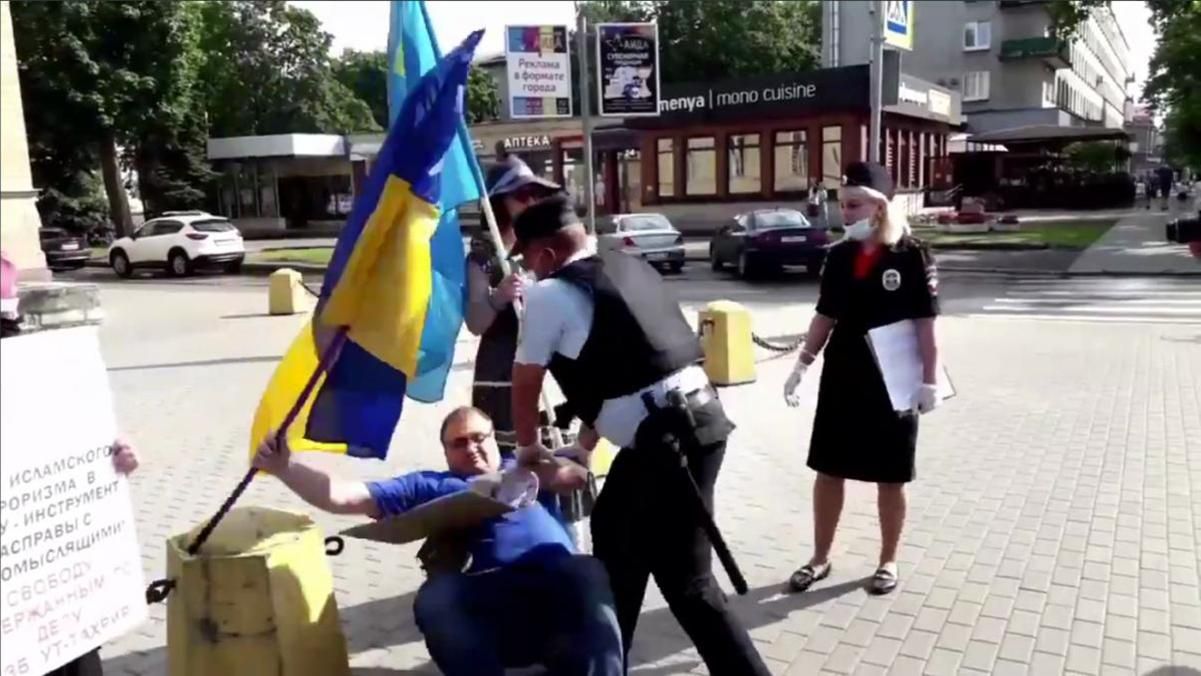 В Росії активіст із українським прапором під час затримання збив із поліцейського кепку: проти нього відкрили справу про напад