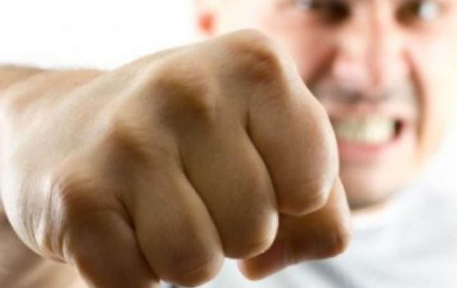 В Одессе мужчина с кулаками набросился на беременную в маршрутке: видео, детали В Одессе мужчина с кулаками набросился на беременную в маршрутке: видео, детали