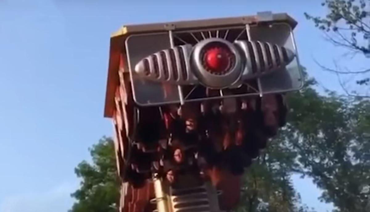 Россияне застряли на сломанном аттракционе: почти 10 минут провисели вниз головой – видео Россияне застряли на сломанном аттракционе: почти 10 минут провисели вниз головой – видео