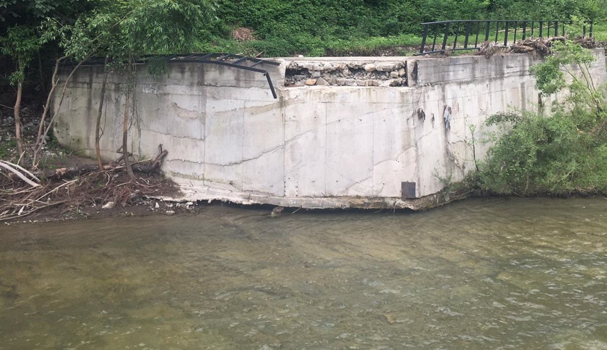 У Шешорах на Прикарпатті негода повністю зруйнувала міст: фото У Шешорах на Прикарпатті негода повністю зруйнувала міст: фото