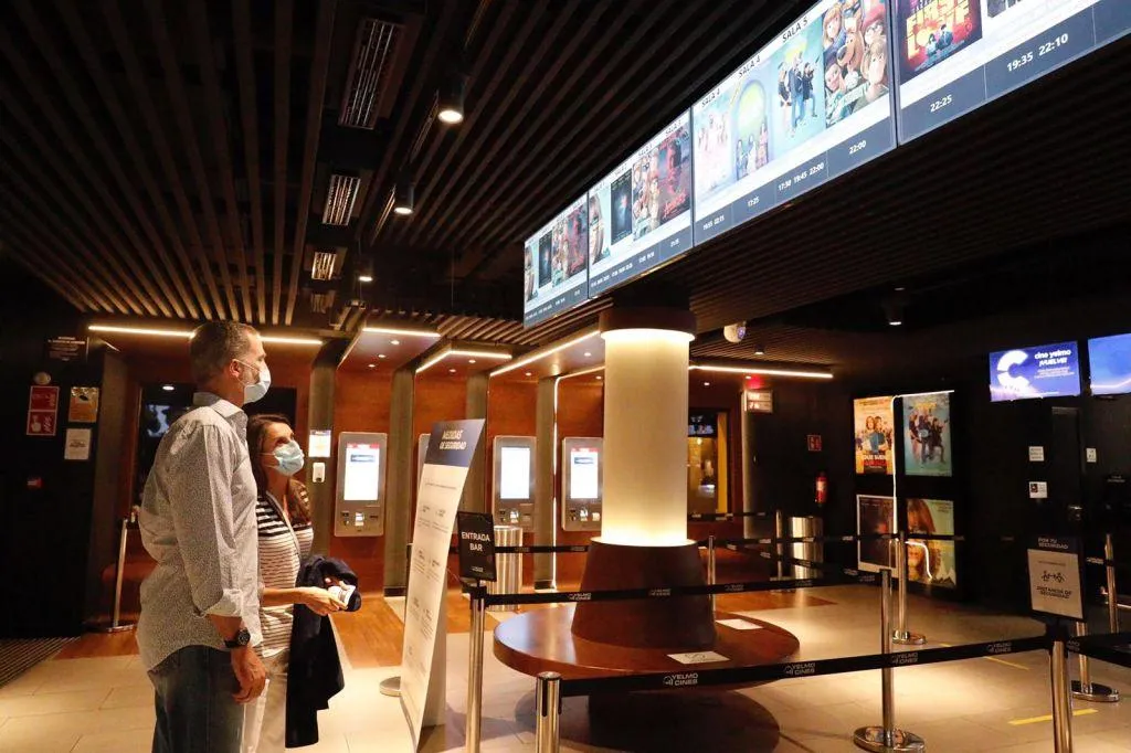 Король та королева Іспанії в кінотеатрі Король та королева Іспанії в кінотеатрі