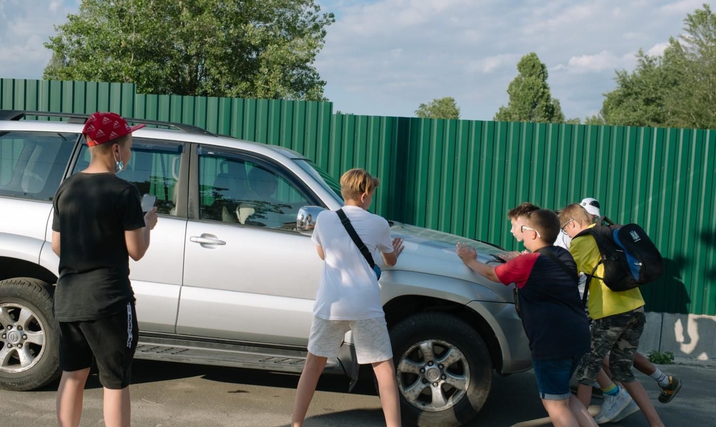 На них їдуть авто та кидаються з кийками: як безстрашні підлітки Києва ловлять водіїв-порушників