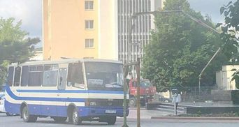 У Луцьку чоловік захопив автобус із заручниками: відео, фото з місця події