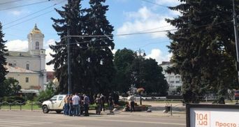 Чоловік, що тримає заручників у Луцьку, каже про ще один захоплений автобус, – місцеві ЗМІ