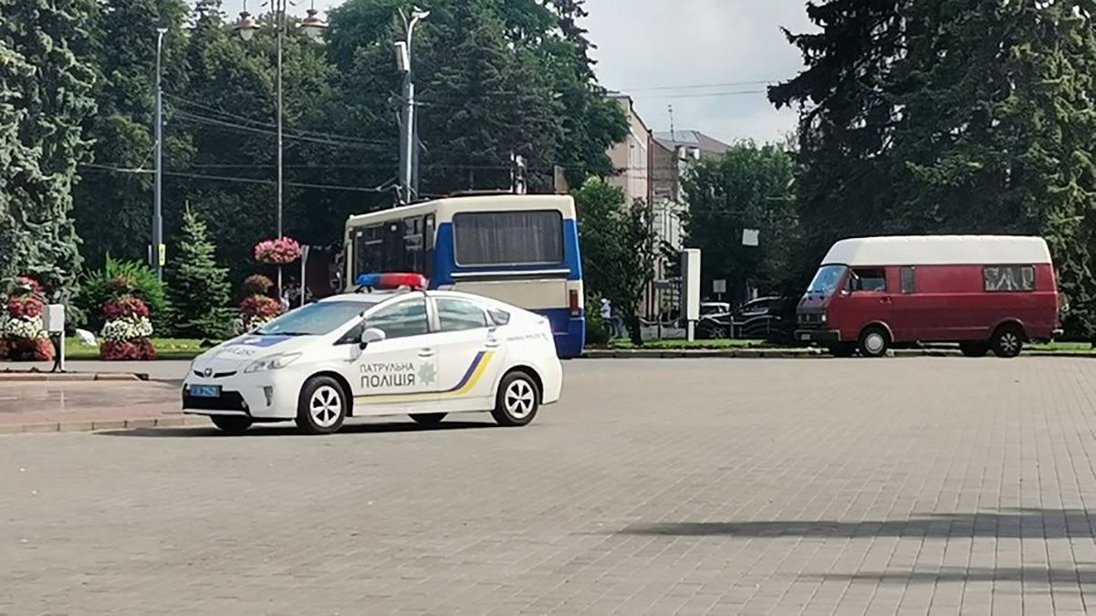 Зв'язок з водієм автобусу пропав після 9 ранку: нові деталі захоплення заручників у Луцьку