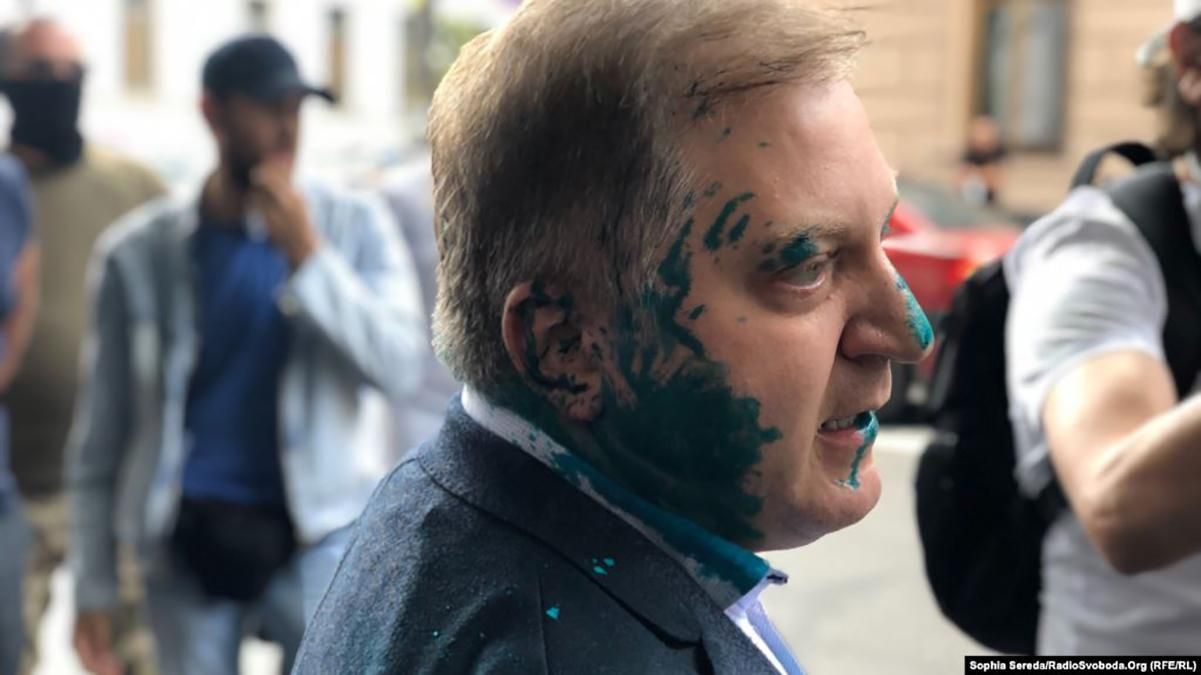 Депутата от ОПЗЖ Волошина облили зеленкой: полиция уже задержала двух мужчин Депутата от ОПЗЖ Волошина облили зеленкой: полиция уже задержала двух мужчин