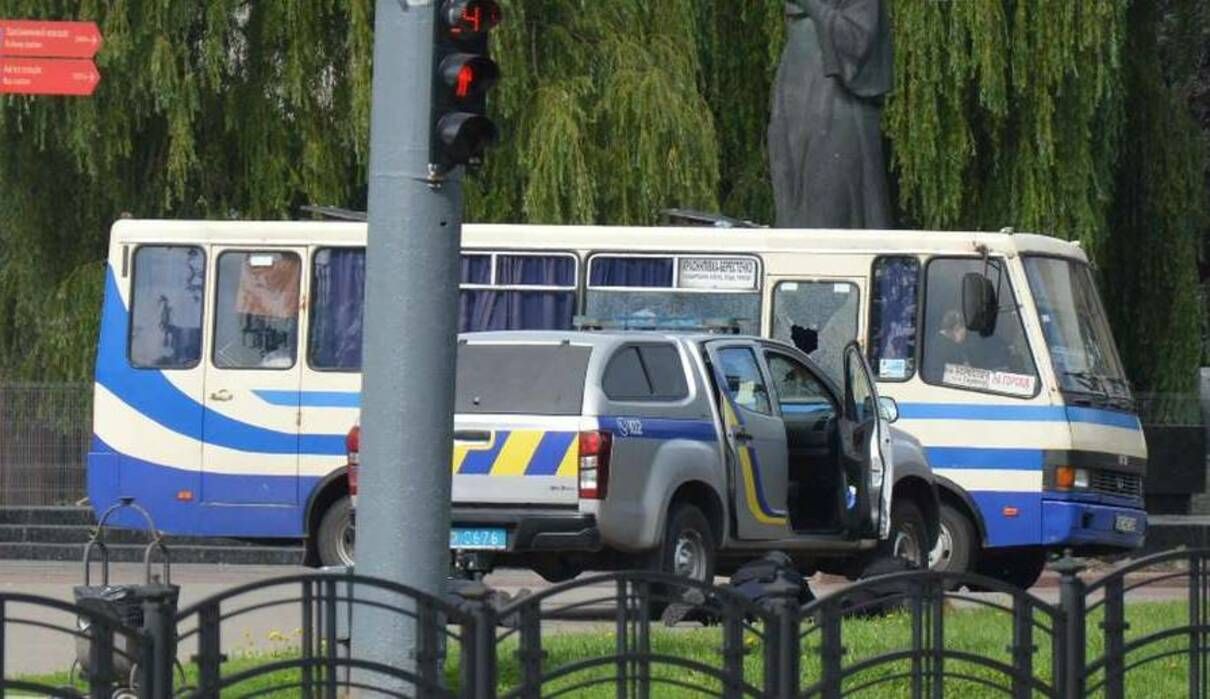 Захоплення заручників у Луцьку: терорист стріляв та викинув гранату 