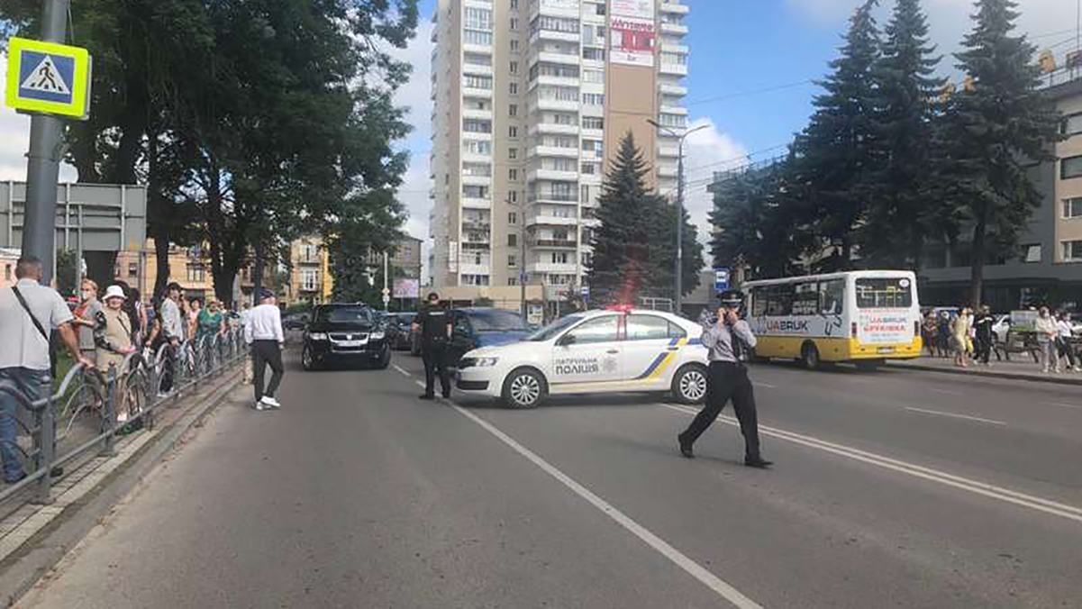 Забирав телефони та зв’язав: що встигли розповісти заручники луцького терориста