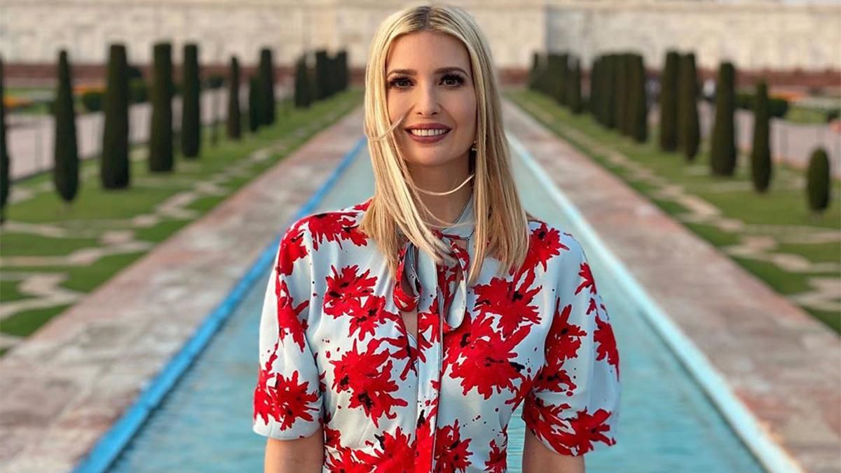 У білій блузці та джинсах: Іванка Трамп показала стильний варіант повсякденного образу – фото