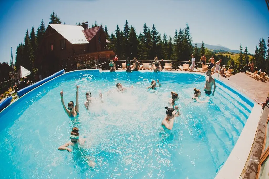 Готель з басейном розташований у селі Яблуниця