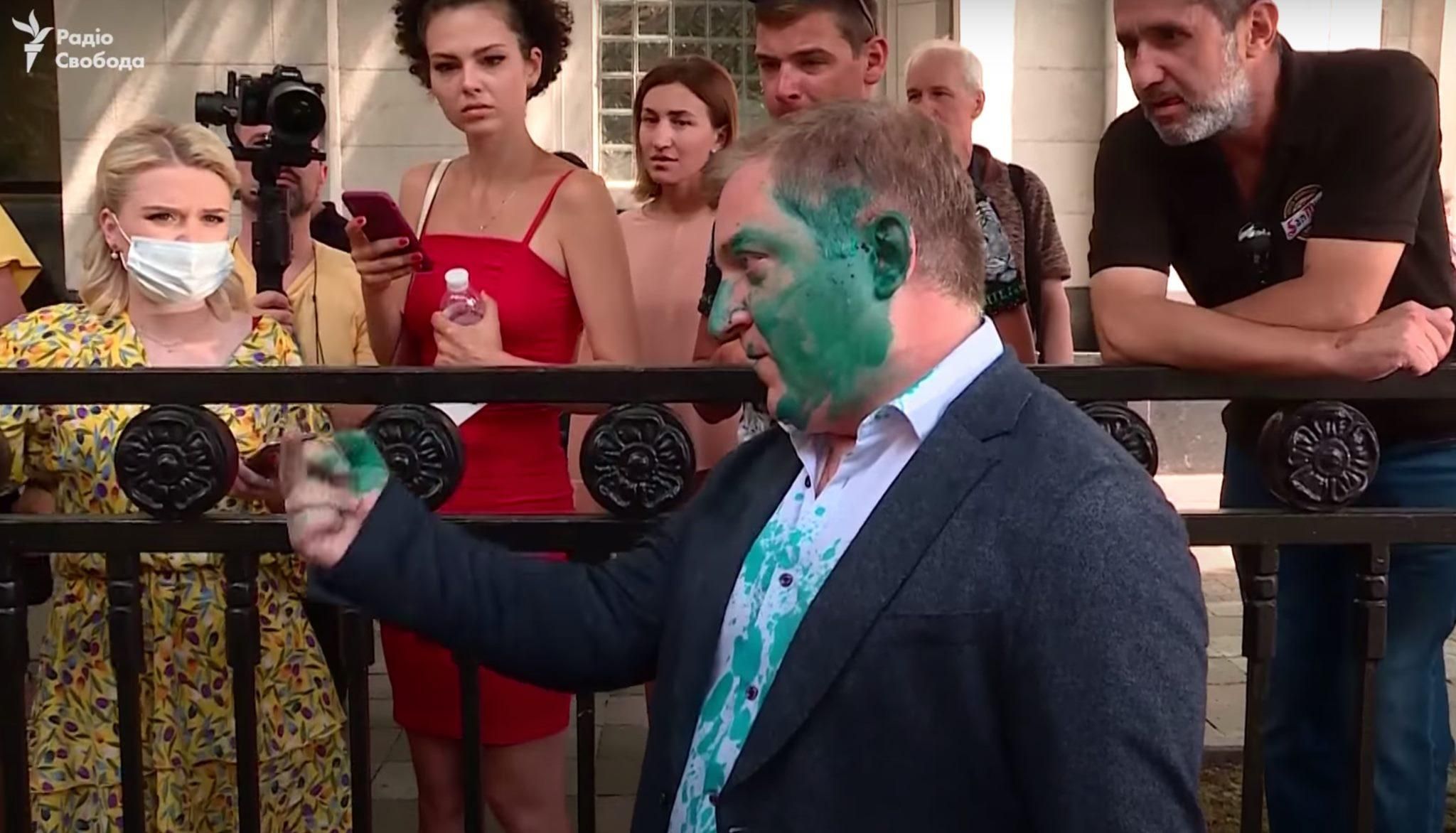 Облитий зеленкою нардеп Волошин посперечався з журналісткою 24 каналу: відео