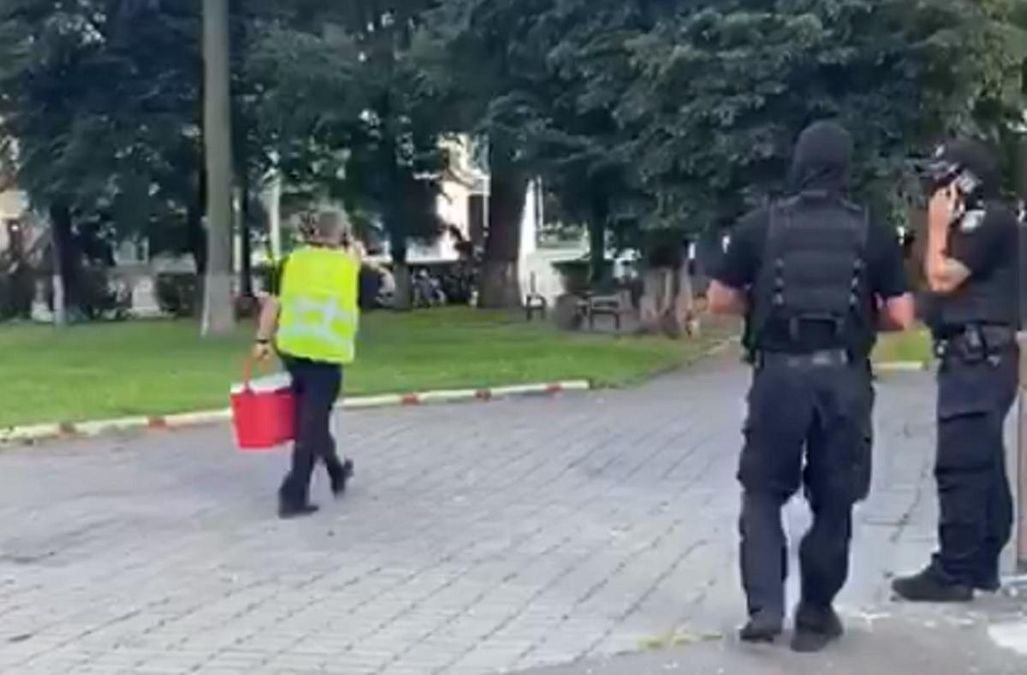 Террорист в Луцке позволил передать заложникам воду Террорист в Луцке позволил передать заложникам воду