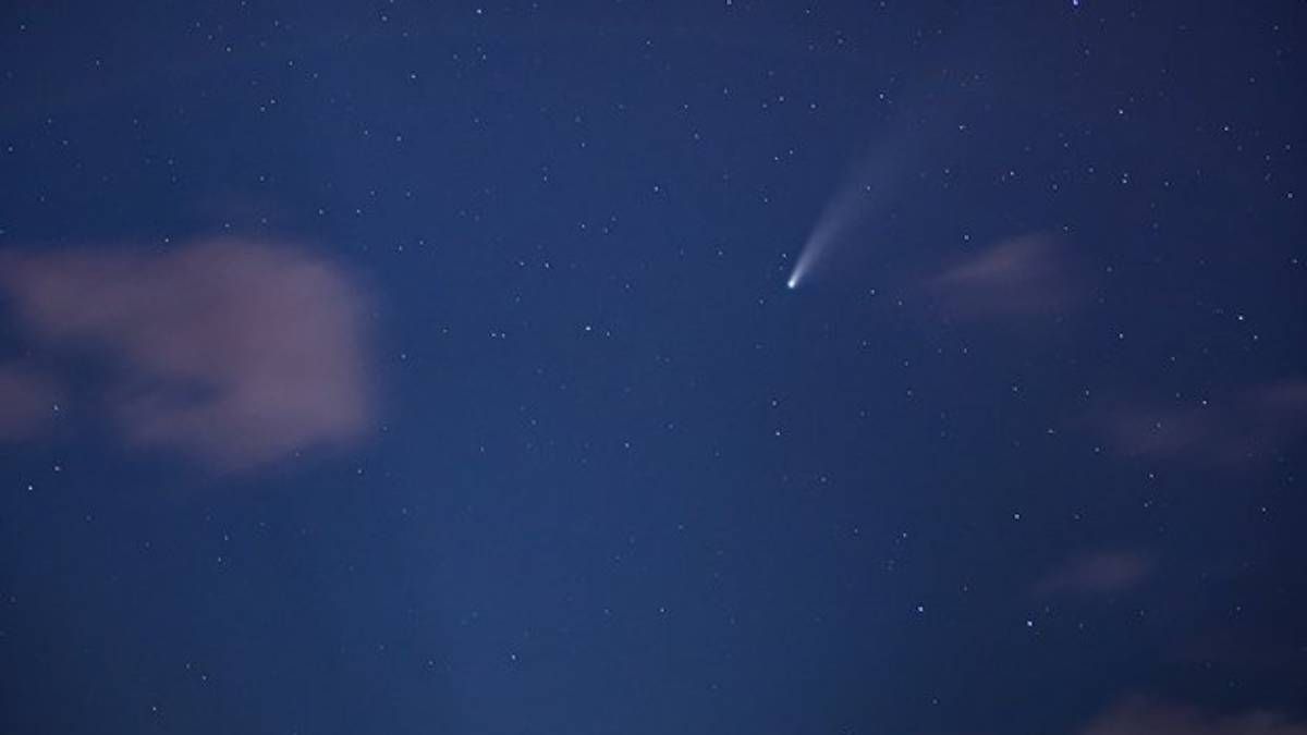 Комета Neowise пролітає над ракетою  Falcon 9