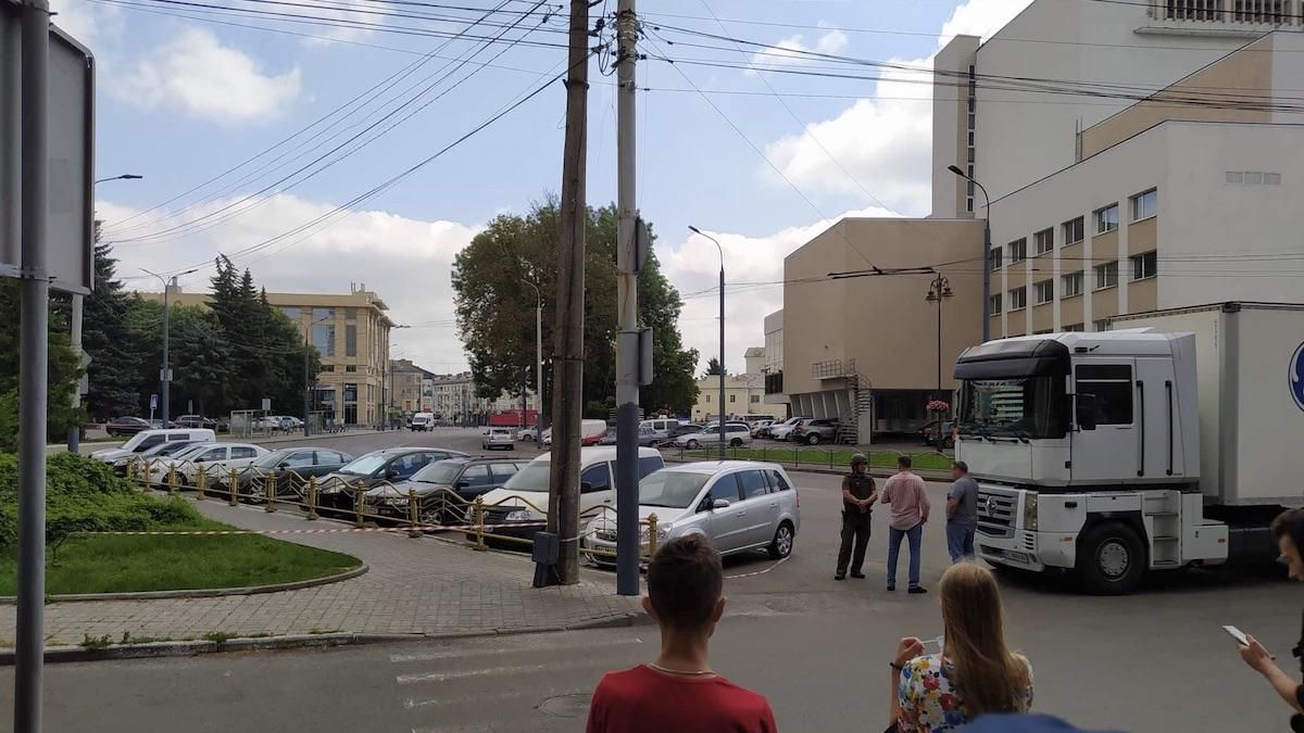 Муж одной из заложниц пытался пробраться в автобус в Луцке: фото