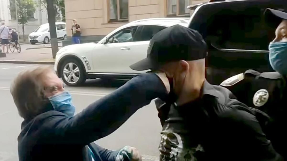 "Ти мені очі випалив, с**а": облитий зеленкою Волошин накинувся з кулаками на кривдника – відео "Ти мені очі випалив, с**а": облитий зеленкою Волошин накинувся з кулаками на кривдника – відео